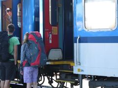 電車の乗り降りは大変です。
クトナーホラの駅からは少し離れていて、あと２駅分チケットを買っていれば良かったのですが、知らなかったので、歩くことも出来るようですがここからはバスに乗りました。
