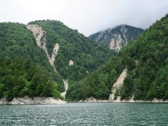 湖上から黒部渓谷を挟む山々を眺めることができます。