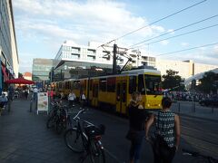 アレクサンダープラッツェ駅から降りたあたりは、旧東ベルリンのはずです。
が、私の記憶している、私の好きなうらぶれた旧東のイメージはまったくありません！まぁ、あたりまえかもしれませんが(^^ゞ
