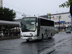 岡山駅前まで路面電車で移動
すると、西鉄高速バスが
この塗装のって今は岡山便に入るんですね