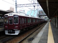 伊丹空港に行くときは大抵梅田から阪急で行くのですが、蛍池駅で反対方向を見ると1000系が
初めてみました