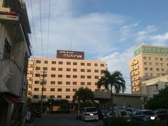 ７月１４日の宿　【ルートイングランティア】

正面が本館で喫煙ルーム　　右が別館で禁煙ルーム

ここのホテルは大浴場があり２４時間入れるので、石垣に来た時にはここへ泊まります。