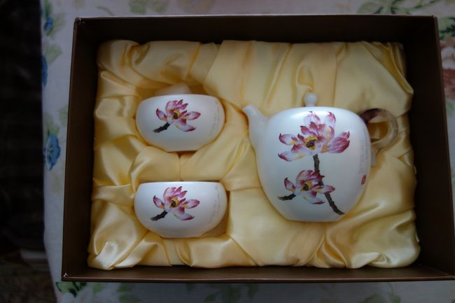 実はこの前に寄った免税店で主人は茶器を買おうとしていたのですが<br />気に入った物が無かったのとお値段が高かったので<br />私が買わない素振りをしていたのでちょっと不機嫌な顔に...<br /><br />このまま帰国したらまずいと思っていて一人で最後のお土産屋を見てまわっていたら<br />お値段も手ごろでこれなら良いかもと思う茶器を見つけ<br />急いで主人を呼びに行きました。<br />急須のもち手の所が水晶になっているとかで<br />主人も気に入ったようでいくつかあった中からこれに決めました。<br /><br />帰宅してから娘に茶碗２つしかないの？と言われましたが<br />だって手持ち２０００元ちょいしか無かったし、<br />入門者だからこれで十分だよと言いました。<br />日本茶も普段飲まないのにね〜