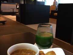 で、私たちはスウィートラウンジでひととき
お稲荷さんとみそ汁、青汁で朝食！