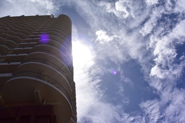チェックアウト後、シャトルバスを待つ間・・・<br /><br />空を見上げ、ビーチタワー越しの夏の太陽を感じる。