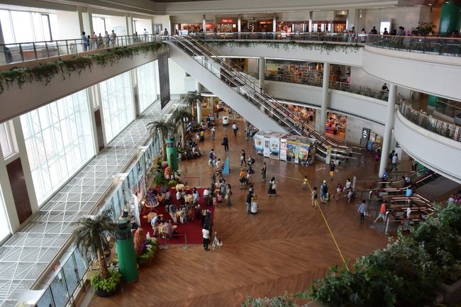 下に見えるお土産屋さんフロアーにあるROYALで軽めの昼食。