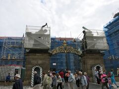 プラハ城は大修繕中で衛兵の交代式もありませんでした。
衛兵が居ないのでみんな中に入って写真を撮っていました。