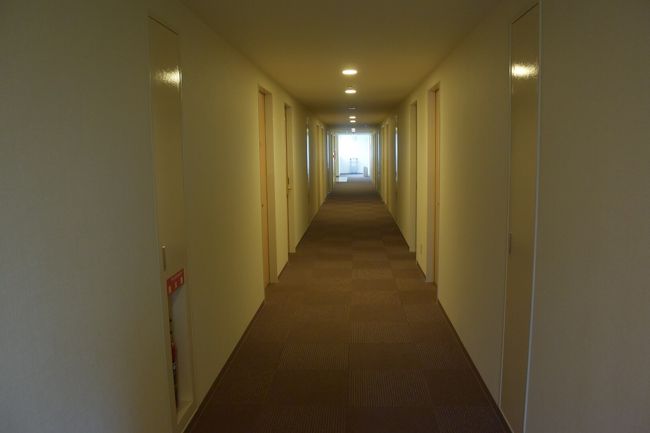 部屋は６階。<br />このホテル、外装は古そうですが内装はリフォームされていて、実に清潔感があり気持ちが良いです。<br />廊下には空気清浄器が２台フル稼働していました。<br />おかげで嫌な臭いも感じませんでしたよ。
