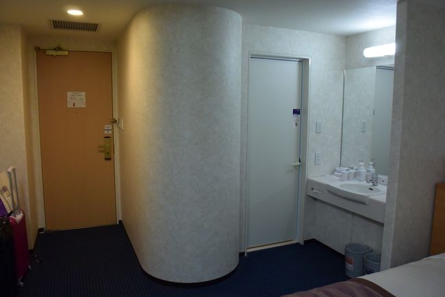 ドアは、左手が部屋の出入口、右手がユニットバス。