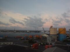 ３日目の朝。
時刻は６時。
この季節、千葉の朝６時は強力な日差しが降り注いでいますが、西方に位置するこの島は今から日の出です。