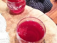 チェックインして、まずはウェルカムドリンクです。
紫蘇のジュースです。
大女将お手製のジュースです。
少し酢を加えるらしく、サッパリ頂けました。
暑い日には、最高のおもてなしでした。
