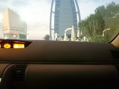 車で5分ほど。Burj Al Arabに到着です。
正面から見るとゾウリムシにしか見えないこのホテル。