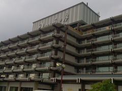 16:50 鬼怒川ホテル三日月

今日のホテルに到着。
車で来ましたが、鬼怒川温泉駅からも近い場所にあり便利です。
