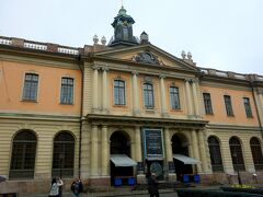 旧市街の大きい広場へ出て来ました。
正面に建っているのはノーベル博物館。
日本人もたくさん受賞していますが、自分とは縁のない世界。