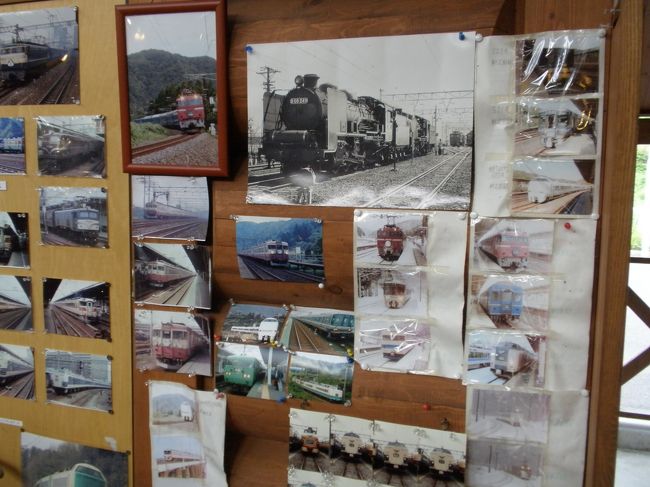 駅構内には、ＳＬなどの様々な写真が掲示してあります。