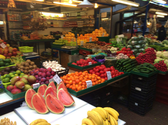 <br />昨日の夜、ポーランドのクラクフに到着した。今日は朝から活発に動こうと思う。 <br /><br />ホテルを出てしばらく歩くと、青空市場みたいなのが開催されていたので、ちょっと寄ってみた。どうやら常設の市場のようで、ジャンルに限らずいろいろな物が売っていて、主に野菜・果物やお土産屋が多い。 <br /><br />アジアや南米等と異なって、ヨーロッパ等先進国の市場の特徴かもしれないが、果物や野菜が雑然と並べられているわけではなく、すごく綺麗に並べられている。それを見るだけで「美味しそう」と感じてしまうのだ。 