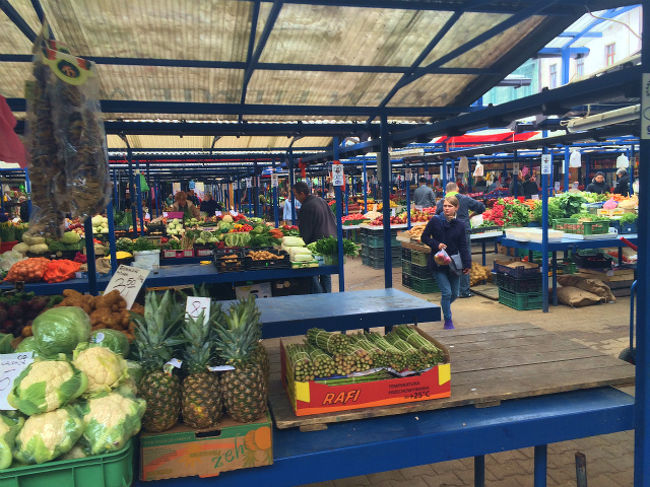 すごく広い敷地では無いが、いろいろな店があった。たいていの野菜とか食料品はここで揃ってしまうんぢゃないか？と思われる。 <br />