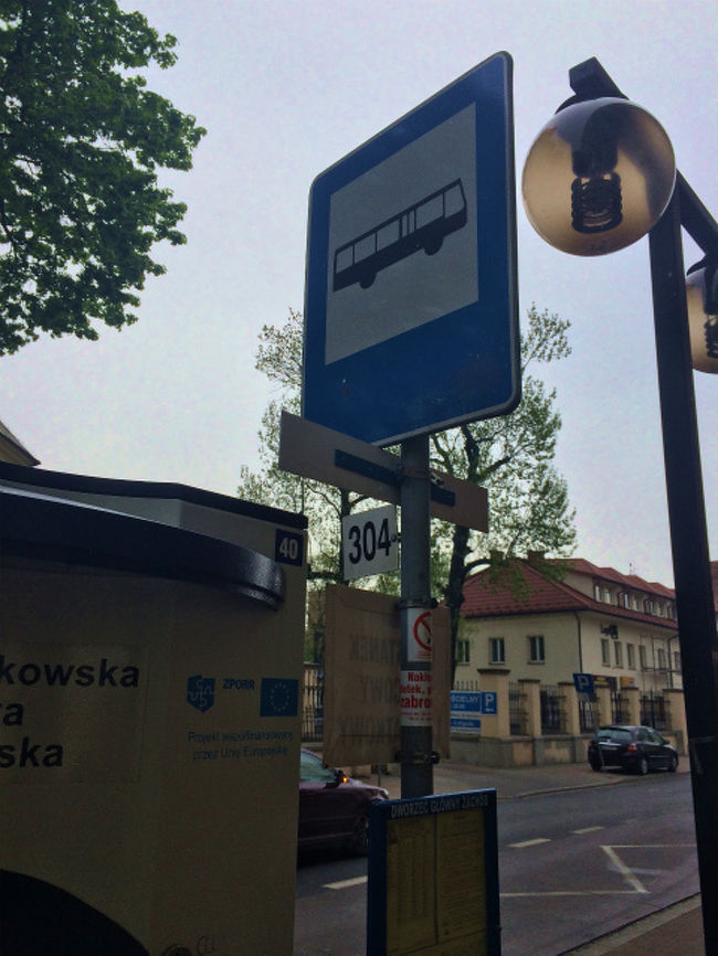 バス停にはこんな感じでちゃんと「バス停ですよ」という表示があるので、旅行者には優しいね。 <br />