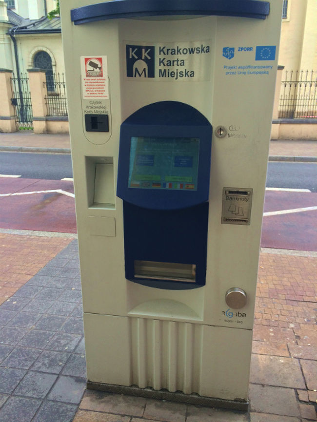 利用客が多いからなのか？バス停の前にはチケットの自販機が設置されていた。すべてのバス停にあるわけではないので、珍しいかも。通常はバスの中に設置された自販機で買えばOK。 <br /><br />にしても、自販機が街なかにあるってことは、結構治安が良いってことだね。壊されたような形跡も無いし。 <br />