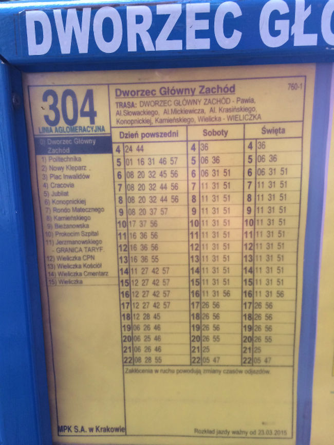 バス停に掲示されていた時刻表。ヴィエリチカ行バスの番号は「３０４」番。1時間に２〜３本ぐらいの間隔で走っているようなので、結構頻度が高い。事実、クラクフにいる間にこの３０４のバスは結構見た。バスのタイムテーブルはネットでも見られる。まあ、本数が多いので必要ないとは思うが・・・。 <br />