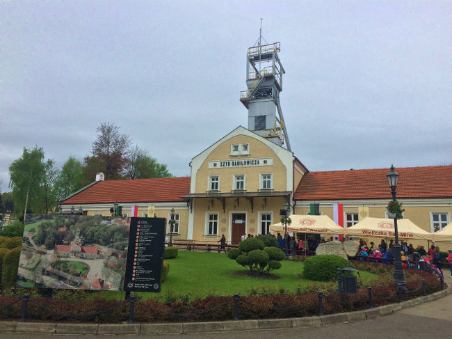 ということで、ちょっとした失敗はあったものの、無事岩塩抗に到着。 <br /><br />岩塩抗は実は地下にすごい広い領域で広がっているので、観光客が入るメインの場所がどこなのか？というのがわかりにくく、いろんな施設があったりする。多分この写真の場所が最もメジャーな場所だと思われる。 <br />