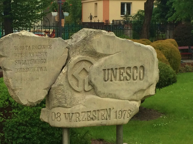 さて、待っている間にそこら辺をうろついてみる。世界遺産の登録を記念した碑が建っている。ヴィエリチカ岩塩抗は世界遺産として最初に登録された12件のうちの1つと、かなり歴史ある世界遺産だ。 <br />