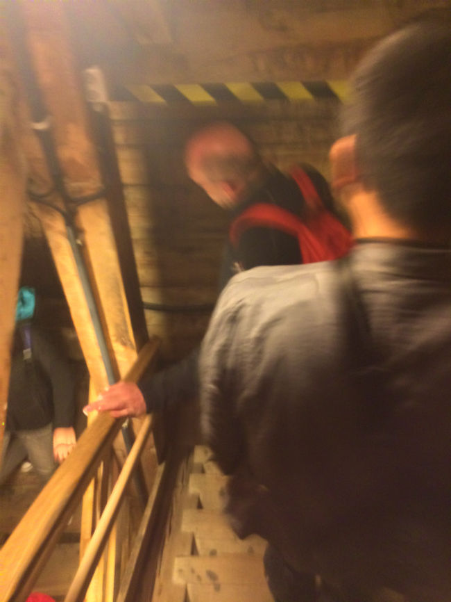 と、そこら辺をうろついていると、ツアーの時間になった。 <br /><br />ガイドの案内を聞くためのヘッドフォンを渡されて、ツアーがスタート。と、いきなりものすごい段数の階段をどんどん降りていくことに。これ、膝とか痛めてたらヤバイし、お年寄りだったらついていけないんぢゃね？ってぐらいの段数なのだ。 <br /><br />ず〜っと螺旋状の階段を左回りに降りていくので、最後の方は若干酔った感じにもなってしまう。 <br />