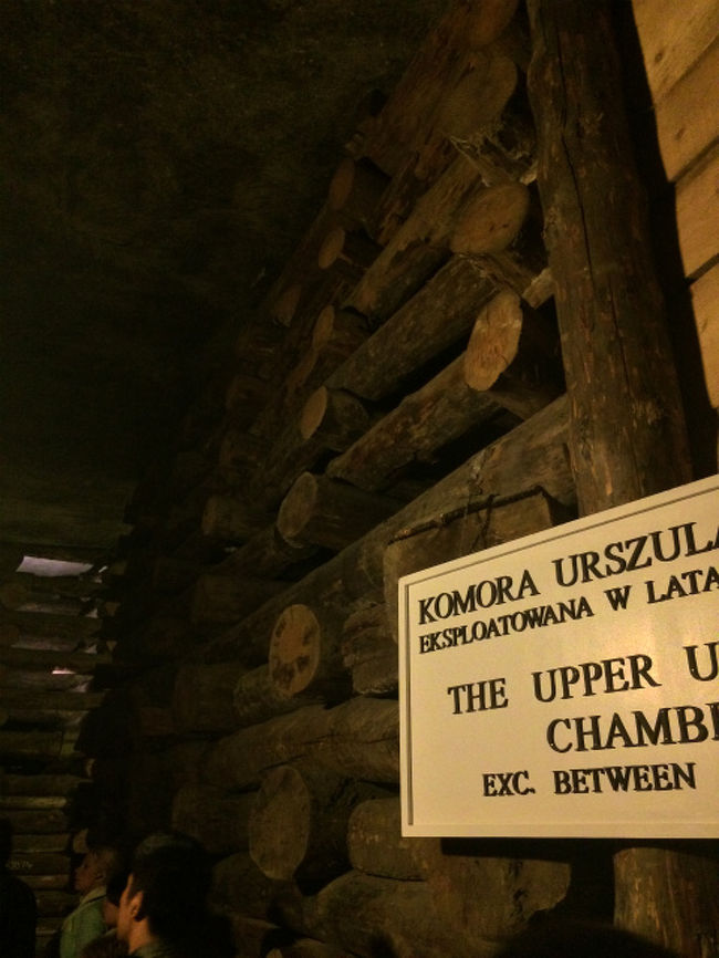 岩塩抗はその名の通り、岩塩を採掘するための場所。石炭を採掘する炭坑とかは想像つくのだが、それと同じく、採掘したら岩盤の崩落の危険性がある。したがって、こんな感じでほとんどの掘られた場所は木材で補強されている <br />