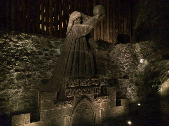 岩塩抗の中にはこんな感じで彫刻が掘られたものも所々にあったりする。当然のようにこれは塩で出来ている。 <br />