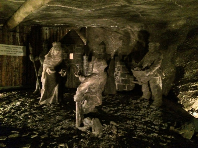 王女と家来のような彫刻は、ガイドの話では何かの経緯があって、それを表現したものだったような気がしたが、すっかり忘れてしまった。 <br />