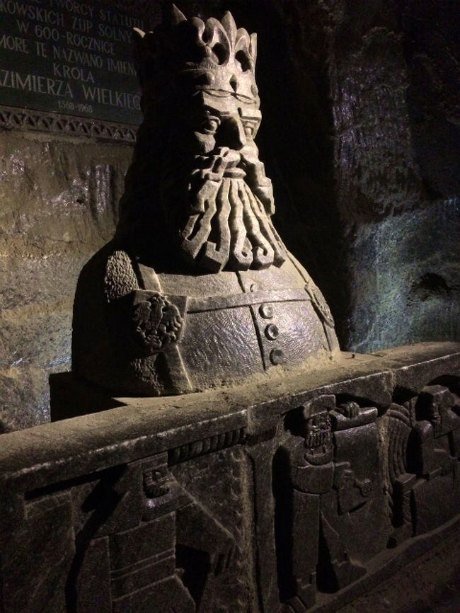 岩塩で作られた王様の像があったりする。 <br /><br />岩塩抗の中にはこんな感じで像が結構あるのだが、像に統一性が見られなかったのは、もともとここを「美術館」的なテーマパークにしようとしたわけではなく、作業員が暇つぶしや趣味で彫刻を掘ったものが現在も残っているからだと思われる。 <br />