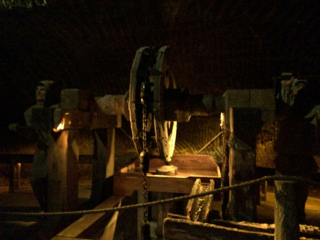 井戸みたいなシステムで噴出する地下水を組み上げたりする。 <br /><br />当然、出てくる水には塩気が混ざっているので、装置の金属部分は早期に錆びてしまったりする問題点もあったようだ。 <br />