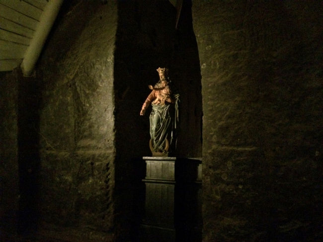 岩塩抗の中にも宗教的な施設(主に教会)も作られている。 <br />