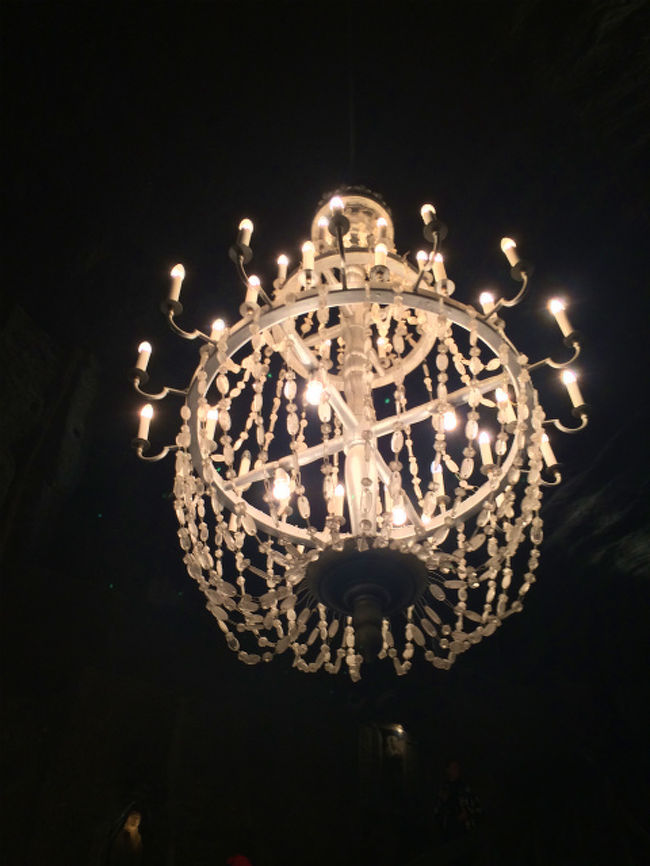 さて、ツアーはこの岩塩抗のクライマックスとも言える「聖リンガ礼拝堂」に来た。 <br /><br />基本的にどこもかしこも塩で出来ていて、このシャンデリアも塩で出来ている。 <br />