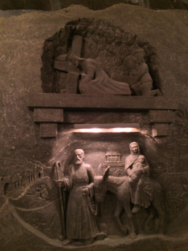 基本的にここは「礼拝堂にしよう！」として作られた場所なので、掘られている彫刻もキリスト教宗教物に限られている。 <br /><br />下はキリストが生誕した時の状況を表していて、上は逆に十字架を背負わされてゴルゴダの丘に向かう最中を表しているんだと思われる。 <br />