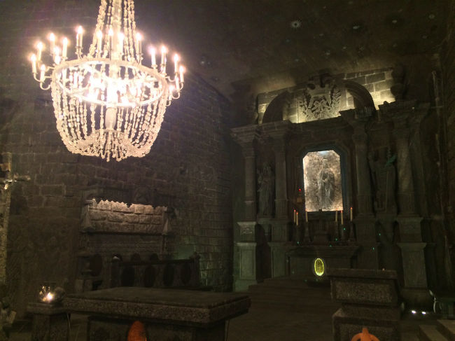 奥にあるのはマリア像。それにしても塩で出来ているとは思えないほど綺麗なシャンデリアだ。 <br />