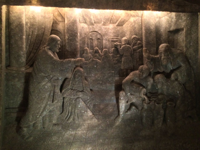 日本人にとって、ふだんの生活と宗教は密接に関わっているか？と考えると、ちょっと疑問な所もある。なんとなく宗教と普段の生活が関わっているなぁ〜と感じられるのは、せいぜい葬式・お盆・正月、そんな感じかもしれない。 <br /><br />しかしながら、塩を採掘する仕事ををしていた人たちは、場合によっては何ヶ月も地上に出ない生活をしていたのかもしれない。そんな中、やはり心の拠り所となる教会を自らの手で作ったというのはすごいなぁ〜と思う。日本人だったら、同じような炭坑とか岩塩抗とかあった場合に、中にお寺とかつくるだろうか？それほどヨーロッパの人達には、普段の生活と宗教が密接に関わっていたのかもしれない。 <br />