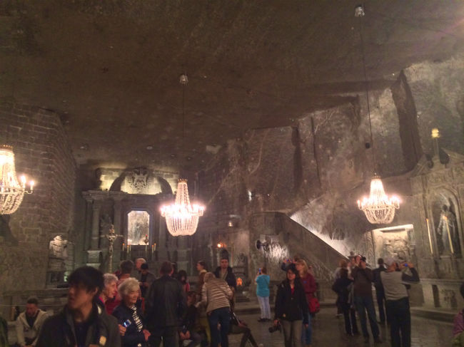 聖リンガ礼拝堂は、岩塩抗ツアーの最大の目玉ということもあって、たくさんの人がいた。各ツアーのグループはここでしばらく自由時間を取っているので、結構たくさんの人が思い思いに塩で出来た彫刻とかを鑑賞していた。 <br />
