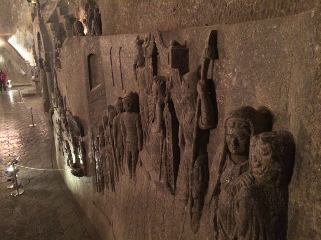 ネガティブな言及になってしまうかもしれないが、実はここに来る前にはいろんなサイトや本とかで、下調べをして来た。ほとんどのサイトにはこの聖リンガ礼拝堂の写真が載っているので、「この岩塩抗にはこんな素晴らしい彫刻とかがあちこちにあるんだろうなぁ〜」と勝手に想像していたのだが、実際にこんなに芸術的な彫刻が集まっているのは、この聖リンガ礼拝堂だけであって、他の場所にはちょいちょい彫刻があるぐらいで、ほとんどの場所はただの通路で見どころも何もない。 <br /><br />確かに岩塩抗はすごいし、広大な広さの場所に広がっているのは素晴らしいのだが、自分のようにあまり大きな期待をして行ってしまうと、若干のがっかり感は否めないので、その点は注意が必要だ。 <br />