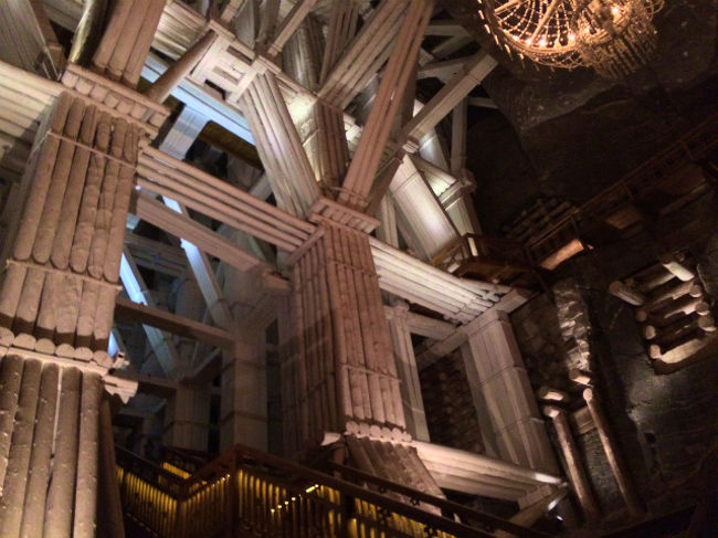 ツアーの最後の方には、巨大な坑道の空間が広がっているところがあった。 <br /><br />これは地下です。地下にこんな広大な空間を作ってしまったら崩落しないかどうかすごく心配。まあ、これだけ木材で補強しているから大丈夫だとは思いますが・・・。 <br />