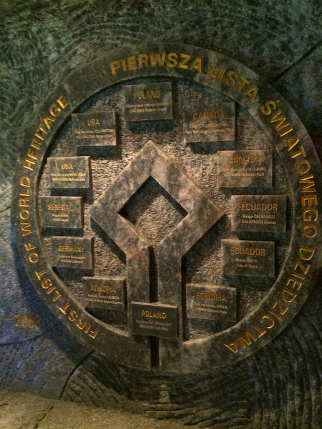 岩塩抗の中にも世界遺産を記念するマークが彫られていた。周りに書いてある文字には「最初のユネスコ世界遺産」とかかれてあって、1978年に最初に登録された12個の世界遺産が描かれている。ヴィエリチカはその中の一つ。ちなみに最初に登録された12の世界遺産とは<br />・ヴィエリチカ岩塩抗；ポーランド(文化遺産)<br />・クラクフ歴史地区；ポーランド(文化遺産)<br />・アーヘン大聖堂；ドイツ(文化遺産)<br />・キト市街；エクアドル(文化遺産)<br />・ガラパゴス諸島；エクアドル(自然遺産)<br />・ゴレ島；セネガル(文化遺産)<br />・ランス・オ・メドー国定史跡；カナダ(文化遺産)<br />・ナハニ国立公園；カナダ(自然遺産)<br />・メサ･ヴェルデ国立公園；アメリカ(文化遺産)<br />・イエローストーン国立公園；アメリカ(自然遺産)<br />・ラリベラの岩窟教会群；エチオピア(文化遺産)<br />・シミエン国立公園；エチオピア(自然遺産；危機遺産)<br />