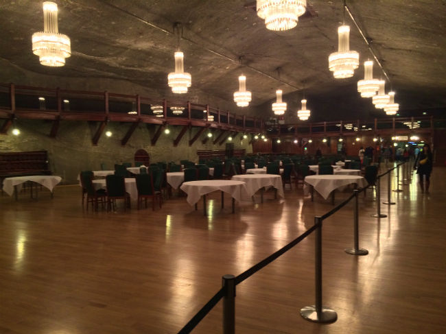 自分が行った時には誰も食べてはいなかったが、地下にはレストランも完備されている。 <br />