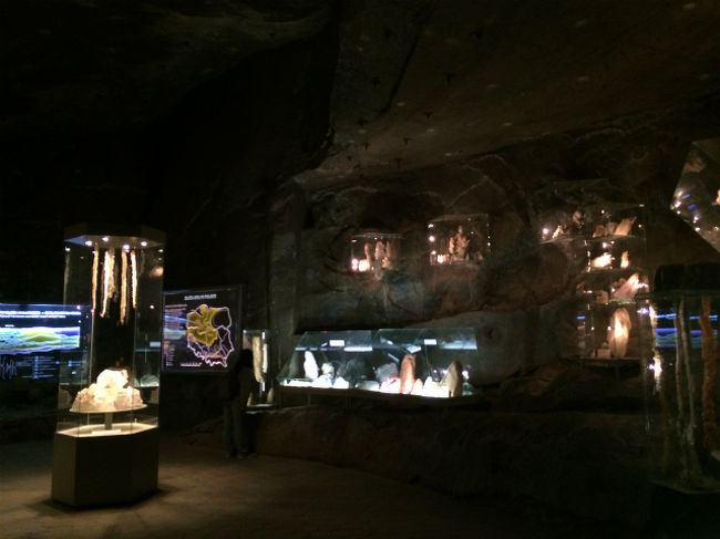 ツアーは通常の団体のツアーで約2時間ぐらいと、それだけで壮大なツアーなのだが、その後一旦解散して、さらに参加したい人だけで30分から1時間ぐらいのツアーにもオプショナル(料金追加無し）で参加できる。 <br /><br />「んなら、参加しないと損ぢゃん！」と、貧乏根性丸出しで自分は参加したのだが、すでに最初の2時間のツアーで結構疲れているためか、参加する人は少なかった。 <br /><br />自分の時は中国系シンガポール人らしき若い女性二人の計3人のみでのツアーとなった。 <br />