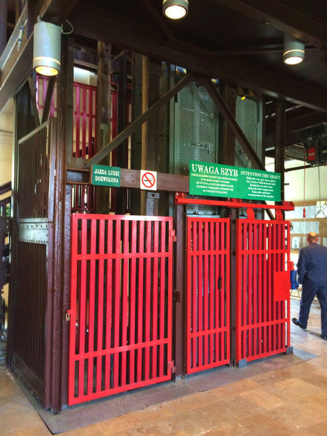 ツアーの最初は相当な段数の階段を降りるところから始まったので、あの階段を歩いて上がるのはキツイなぁ〜と思っていたのだが、帰りは当時の坑夫たちが使っていたエレベーターにてさっくりと上がる。観光客用のエレベーターとして作られたものではないため、乗れる人数はせいぜい５〜６人ぐらい。結構恐いエレベーターだった。エレベーターにかぎらず、岩塩抗の中は「閉所恐怖症」の人にとってはキツイかもしれないので、苦手な人は避けたほうがいいかもしれない。 <br />