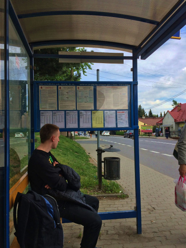 ヴィエリチカ岩塩抗に来るときに降りなければならなかったバス停でクラクフ行のバスを待つ。ポーランドはちゃんと「ここがバス停ですよ」ってのがはっきりしていて安心だ。ここを通るバスの時刻表は何となく貼りだしてあるのだが、ルートが良くわからんので、どこか他の場所に行きたいときは困るかもしれない。 <br />