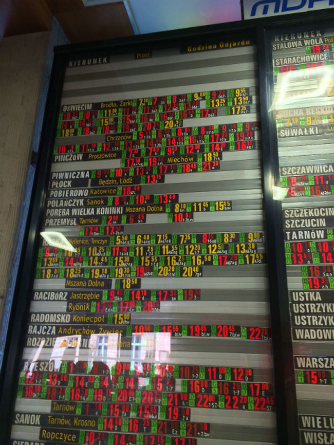 ターミナルの中に入ってみると、こんな感じで時刻表が貼りだされている。これはミニバスの時刻表。 <br /><br />アウシュビッツに行くには、この写真の一番上に書かれている「OSWIECIM(オシフィエンチム)」行きに乗れば良い。ミニバスは結構な本数が走ってますなぁ〜。 <br />