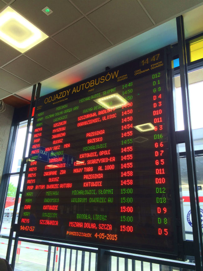 そして、もう一つの時刻表があって、こちらは先ほどのミニバスではなく、大きなバスの方の時刻表。今回はこちらのバスのチケットを買うことに。 <br /><br />ということで、チケット売り場のおばちゃんに「アウシュビッツ・トゥモロー・モーニング」と言うとすぐに分かってくれた。ちなみにカウンターにあったバスのパンフレットと、時間の部分を指さして買ったので簡単だったのかもしれない。 <br /><br />結局のところは時期とか混み具合によるところが大きいとは思うので、当日チケットを買っても全然問題はないとは思われるが、前日でもチケットが買えるので、確実性を求めたかったら前日に買っておけば安心だ。 <br />
