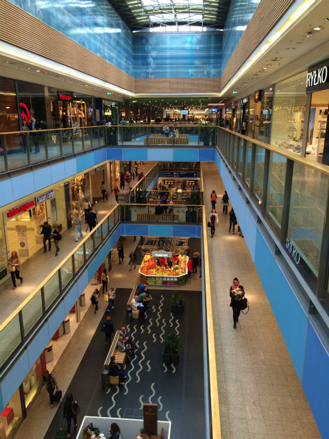 ということで、明日の足も確保したことだし、クラクフの街をちょっと散策してみることにする。まずは中央駅と直結しているショッピングセンターの中をうろついてみた。 <br /><br />このショッピングセンターはかなり近代的でオシャレ。たくさんのブランドのお店が入っている。ほとんどの買い物はここで済んでしまうんぢゃないか？という感じだった。 <br />