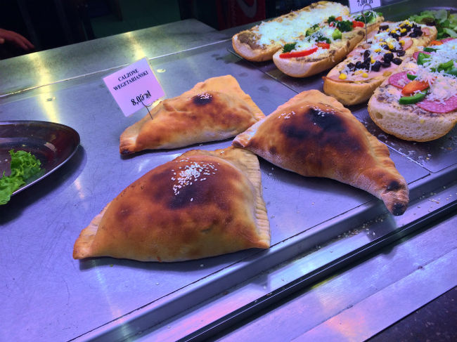 ショッピングセンターにはフードコートもあって、ピザとかごくごく普通のファーストフードから、並べられた惣菜を自分で盛って重量でお金を払うシステムのお店など様々な店が入っていた。 <br /><br />と、南米でよく見かけるパイ包み料理「エンパナーダ」のような物を発見し買ってみた。 <br />