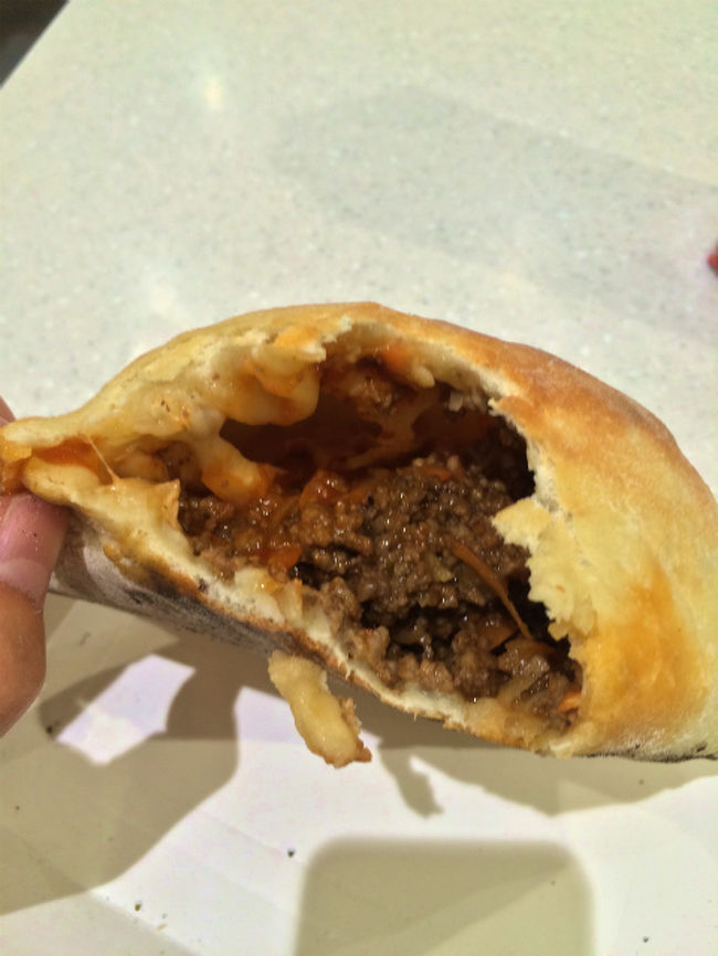 んで、実際に食べてみると、すんごく大きくて一人で食べるには結構無理があるなぁ〜という量。中に入っているひき肉もたっぷりで味はごくごく普通。以前エンパナーダを自分で作ってみよう！と挑戦して失敗した時のことを思い出した。こんな感じですごいでかい物ができてしまったのだ。 <br />